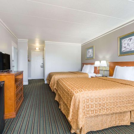 Days Inn By Wyndham Columbus East Airport Buitenkant foto