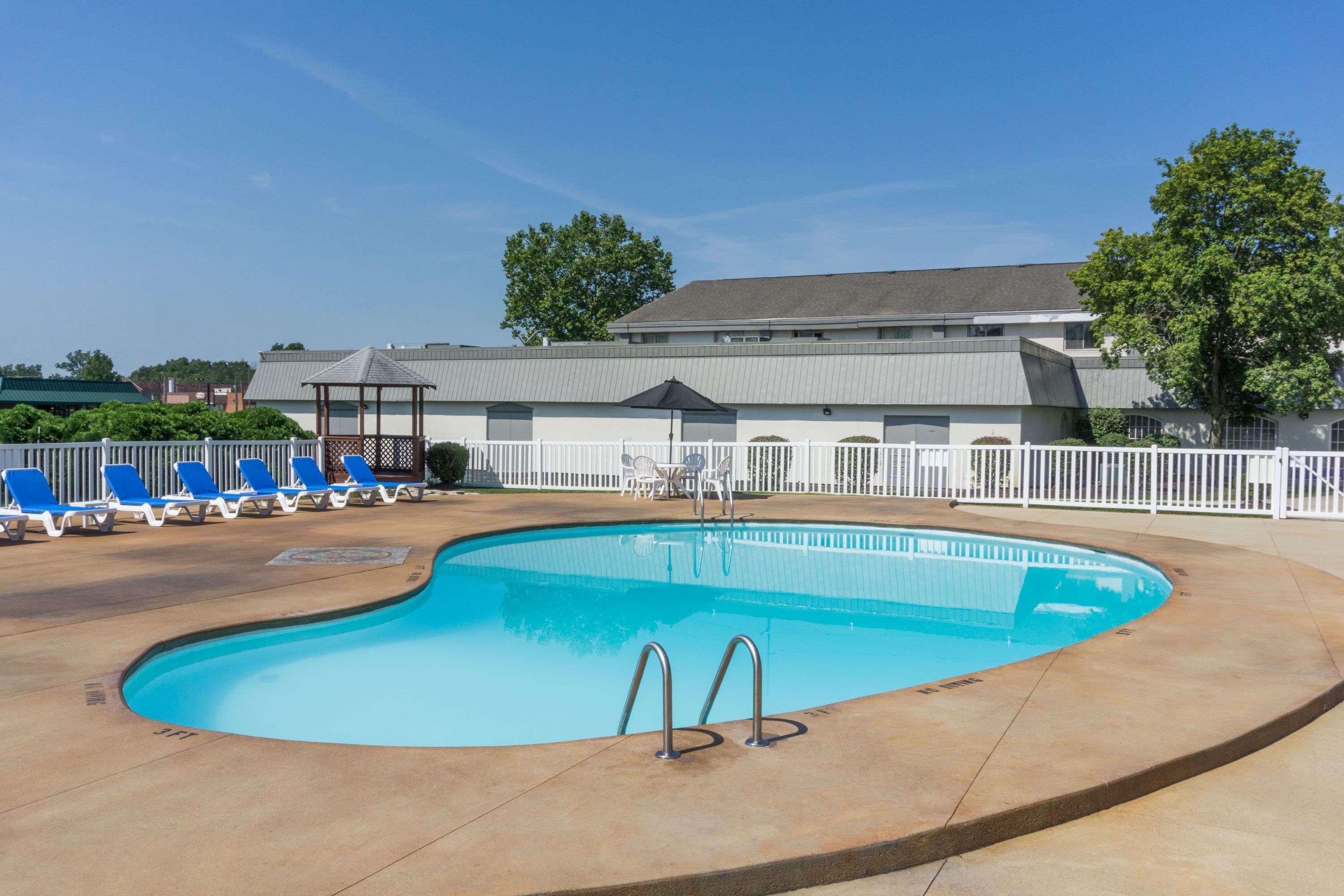 Days Inn By Wyndham Columbus East Airport Buitenkant foto