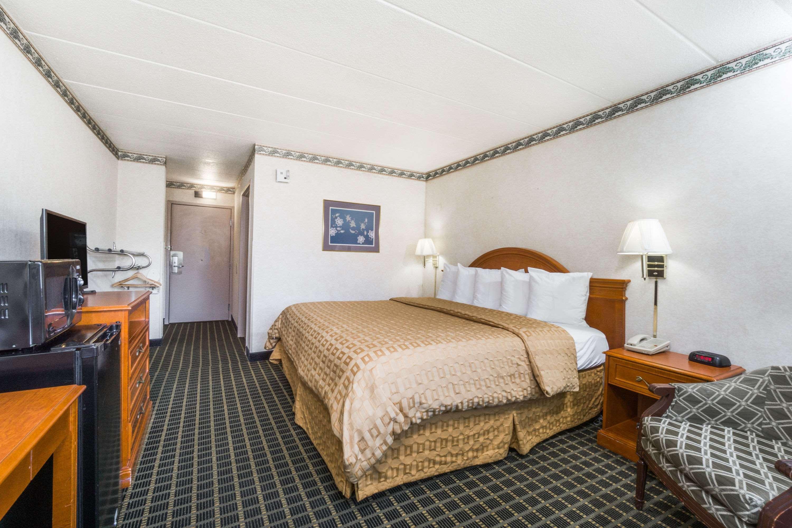Days Inn By Wyndham Columbus East Airport Buitenkant foto