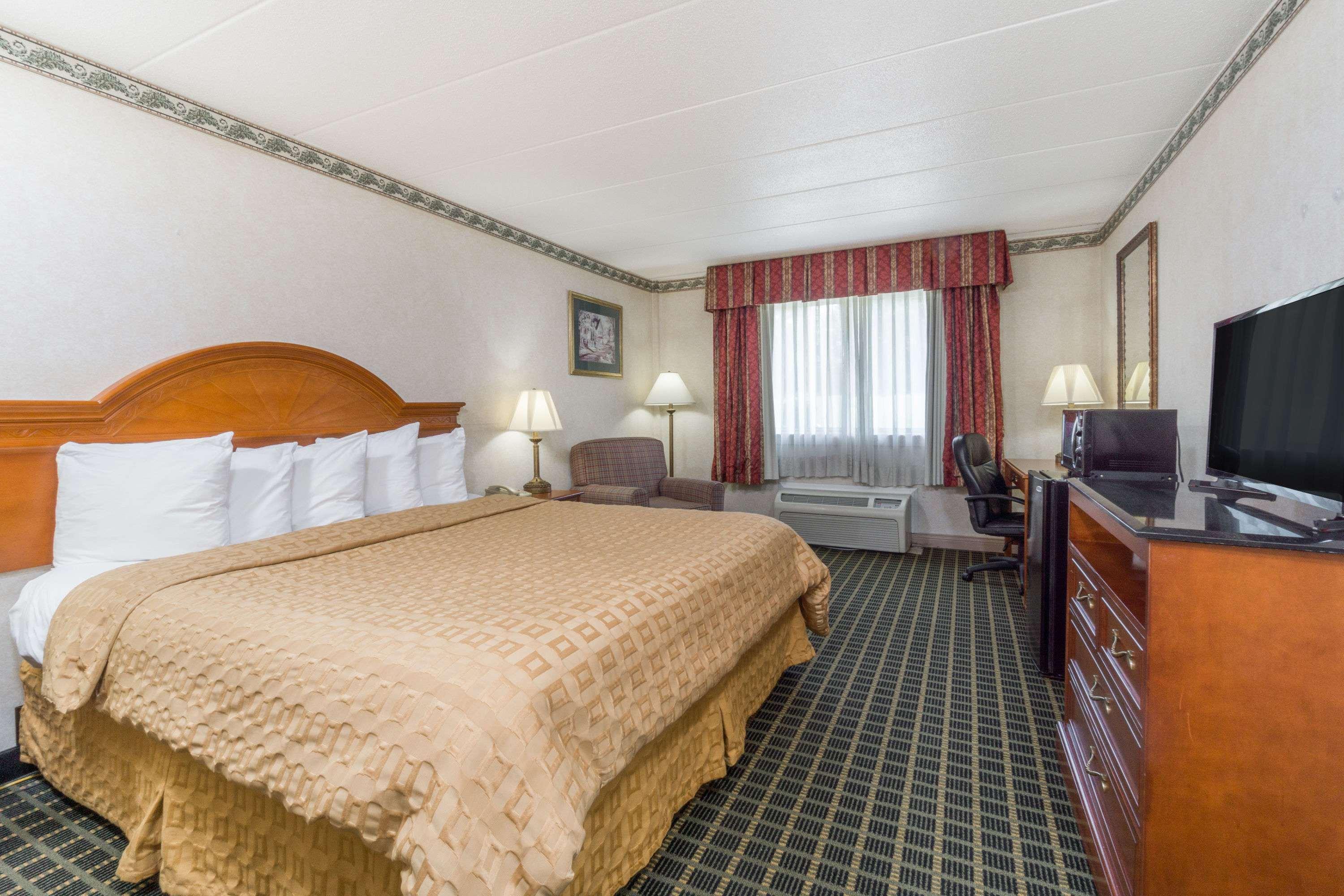 Days Inn By Wyndham Columbus East Airport Buitenkant foto